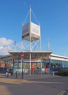 Leeds, West Yorkshire, Birleşik Krallık - 22 Şubat 2020: Şehir merkezindeki Leeds otobüs ve otobüs durağının ön görüntüsü