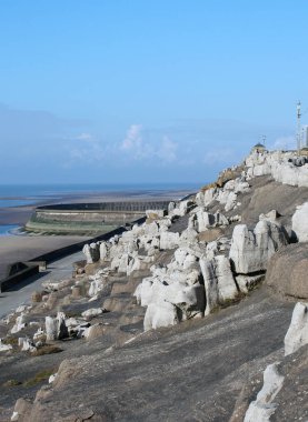 Blackpool 'un güney koridorundaki kayalıklar. Güneşli bir günde, deniz alçalırken.