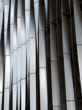 modern stil çelik dikey eğimli paneller dikey desenli dış kaplama