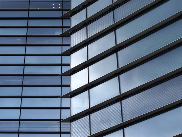 창문에 하늘을 반사하는 건물들의 기하학적 모양을 현대적 사무실 — 스톡 사진