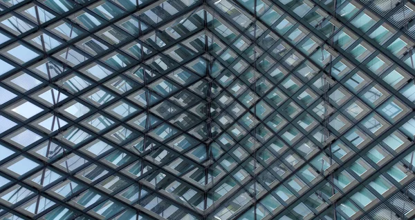 Fütürist Geometrik Açısal Yansımalı Şekilleri Mavi Cam Çelikten Çizgileri Olan — Stok fotoğraf