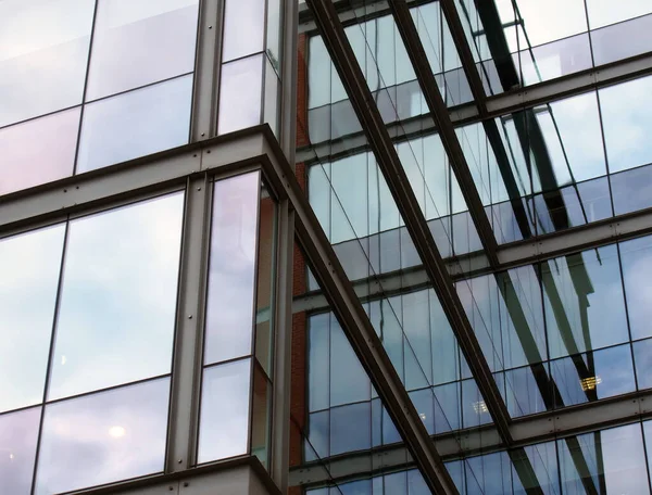tam çerçeve modern ofis mimarisi geometrik şekiller ve mavi gökyüzü cam pencerelere yansıyan açısal