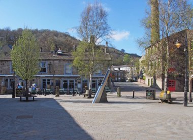 Hebden Köprüsü, Batı Yorkshire / Birleşik Krallık - 20 Mayıs 2020: Hebden Köprüsü 'nün merkezinde dokumacı meydanı. Etrafı dükkanlar ve kafelerle çevrili ve hiç insan yok.