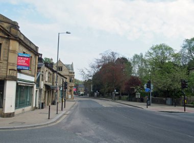 Hebden Köprüsü, Batı Yorkshire / Birleşik Krallık - 20 Mayıs 2020: Hebden Köprüsü 'nün merkezinde trafik olmayan yeni yol