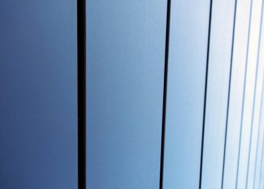 modern desenli metalik mavi dikey paneller mimari soyut arkaplan