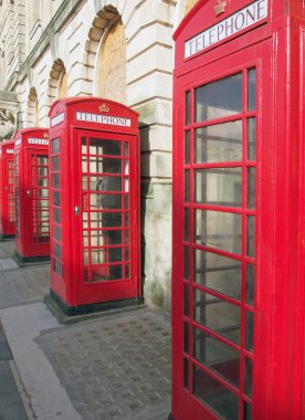 Blackpool Lancashire 'daki eski postanenin önünde tipik bir İngiliz kırmızı telefon kulübesi hattı.