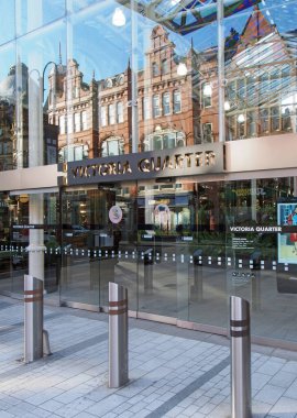 Leeds, Batı Yorkshire, Birleşik Krallık - 22 Şubat 2020: Leeds, Batı Yorkshire 'daki Victoria kapısı alışveriş merkezine giriş