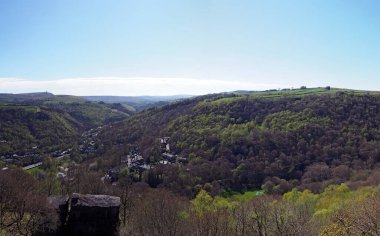 Batı Yorkshire 'daki Calder Vadisi' nin panoramik manzarası Colden Vadisi ve Hebden Köprüsü çevresindeki ağaçları gösteriyor.