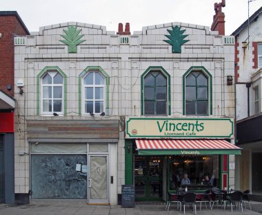 Cleveleys, Blackpool, Lancashire / Birleşik Krallık - 7 Mart 2020: Cleveleys, Blackpool Lancashire 'daki şehir merkezinde eski bir sanat deco binasındaki insanlar.