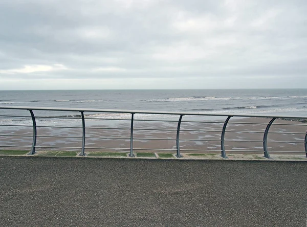 Metall Räcken Vid Havet Blackpool Med Vågor Som Bryter Stranden — Stockfoto