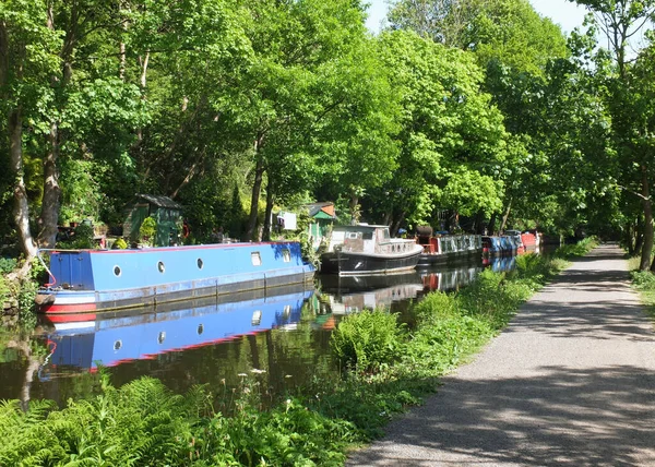 Canal Boats Moored Path Rochdale Canal Hebden Bridge Surrounded Trees — Stock Photo, Image