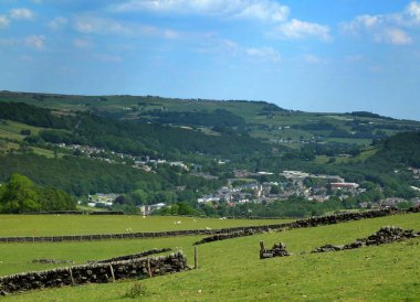 Batı Yorkshire Calder Vadisi 'ndeki orman ve tarlalarla çevrili Mytholmroyd kasabasının manzarası.