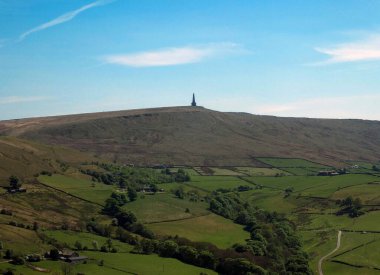 Stoodley Pike Moor ve anıtı Calderdale Batı Yorkshire çevresindeki tarlalar ve ormanlık alanlarda