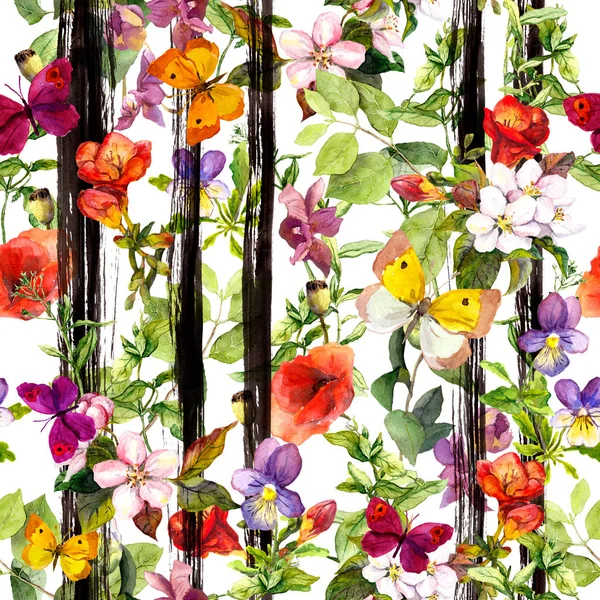 Weide bloemen, wild gras, zomer vlinders op zwart-wit gestreepte patroon. Herhalende florale achtergrond. Zomer aquarel met zwarte strepen — Stockfoto