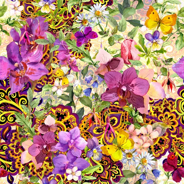 Yinelenen çiçek arka plan - kelebekler ve çiçekler. Çağdaş Hint süs dekor desenli tasarım. Suluboya — Stok fotoğraf