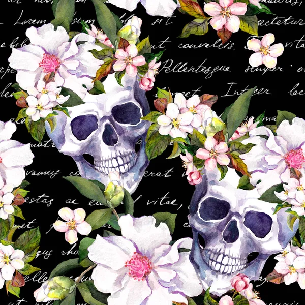 Calaveras humanas, flores blancas. Patrón vintage sin costuras con notas escritas a mano sobre fondo negro. Acuarela —  Fotos de Stock