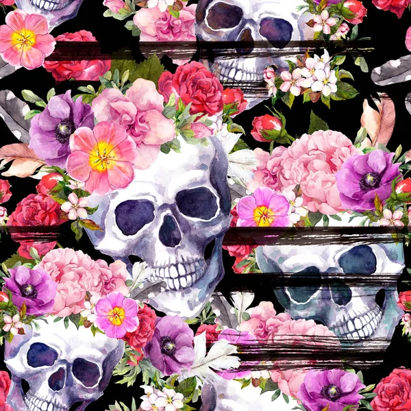 Ludzkie czaszki, kwiaty Dia de Muertos wakacje. Powtarzającego się wzoru na czarnym tle z paskami atramentu. Akwarela — Zdjęcie stockowe