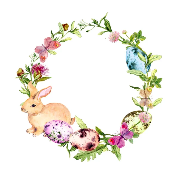 Великодній вінок з пасхальним кроликом, кольоровими яйцями, травою і квітами. Межа кола. Акварель — стокове фото