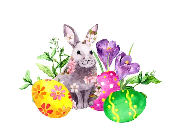 Conejo de Pascua en flores de color rosa con huevos de colores, hierba, flores de azafrán. Acuarela — Foto de Stock