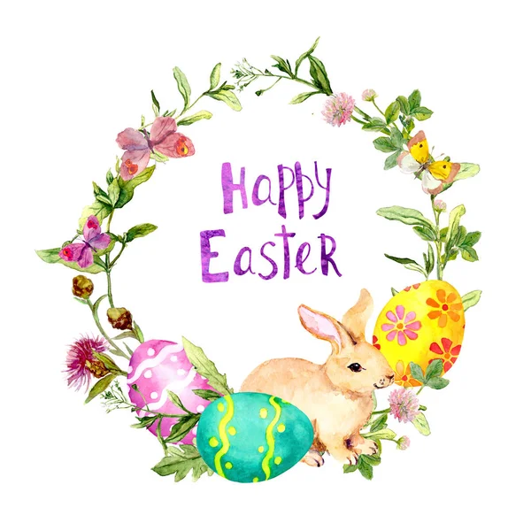 Великдень вінок з кролик, пофарбовані яйця в траві, квітів. Коло обрамляють з текстом з Великоднем. Акварель — стокове фото