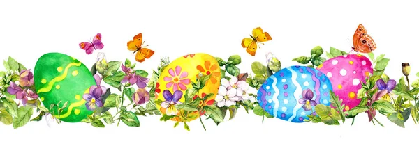 Ovos de Páscoa em grama fresca, flores de primavera com borboletas. Watercolor faixa de borda sem costura horizontal — Fotografia de Stock