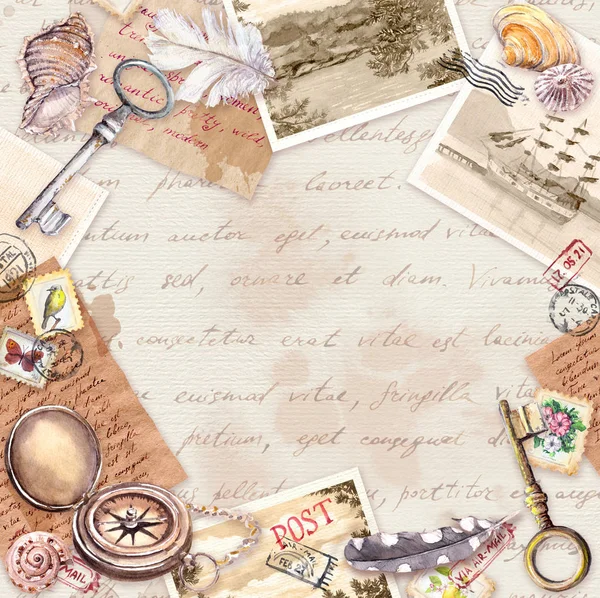 Cartão de viagem vintage, em branco. Papel envelhecido, bússola, letras escritas à mão, chaves velhas, selos, selos, conchas. Cartas, penas — Fotografia de Stock