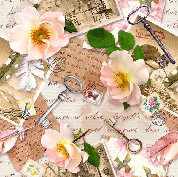 Старовинні старі сторінки з рукописними нотатками, фотографіями, поштовими марками, акварельними пір'ями, ключами, трояндовими квітами для скрапбукінгу. Безшовний візерунок — стокове фото