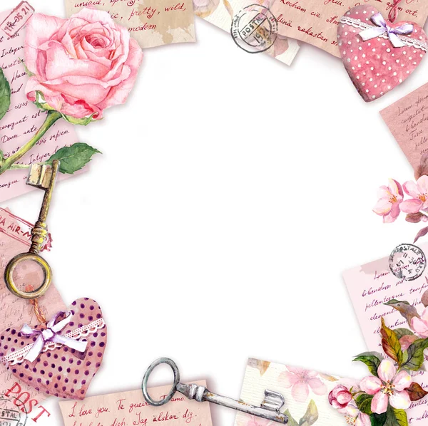 Lettere manoscritte vintage, fiori rosa rosa, cuori tessili, francobolli, chiavi. Scheda Vintage, vuoto, cornice - spazio vuoto per il testo — Foto Stock