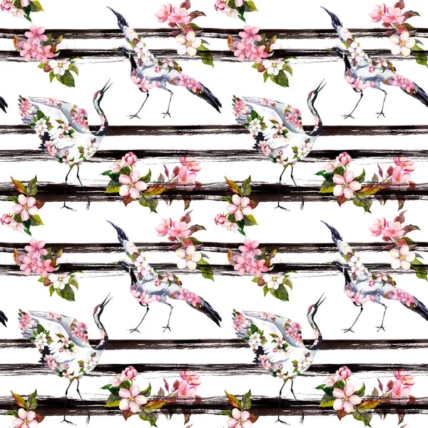 Crane madarak rózsaszín tavaszi virágok a monokróm csíkos háttérrel. Varrat nélküli virágmintás-cseresznyevirág, almás virágok. Tavaszi akvarell, fekete csíkokkal — Stock Fotó
