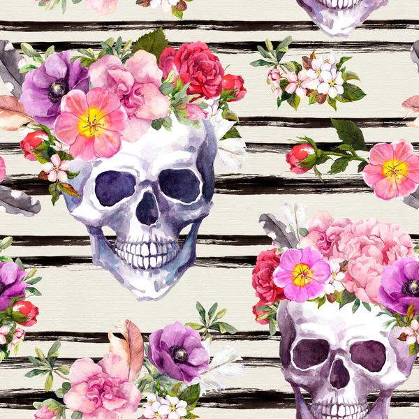 Crânios humanos com flores, featrhers. Padrão sem costura floral com listras pretas. Aquarela para feriado Dia de Muertos — Fotografia de Stock