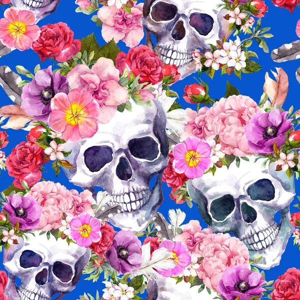 Calaveras humanas con flores, plumas para el Día de la Muerte o Halloween. Patrón sin costuras sobre fondo azul. Acuarela —  Fotos de Stock