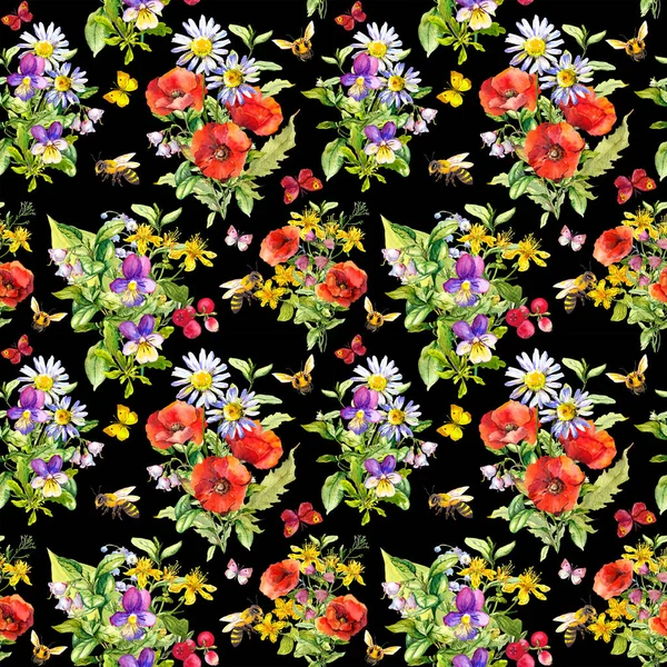 Flores de campo, hierba, mariposas, abejas. Patrón floral repetitivo sobre fondo negro. Acuarela —  Fotos de Stock