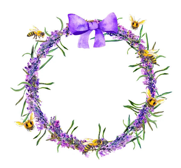 Corona de flores de lavanda con lazo violeta, abejas melíferas. Acuarela floral borde redondo — Foto de Stock
