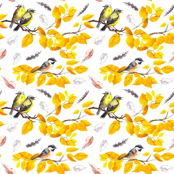 Птахи на осінніх гілках з абстрактним жовтим листям, падаючим пір'ям. Декоративний безшовний візерунок. Колір води — стокове фото