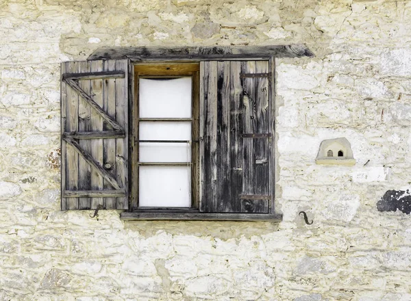 木製の小屋の窓 — ストック写真