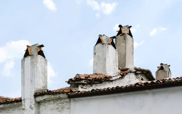 屋根の上の古いレンガの煙突 大気汚染 — ストック写真