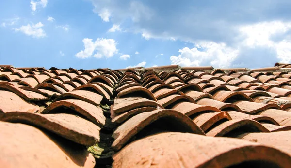 屋根瓦と空 — ストック写真