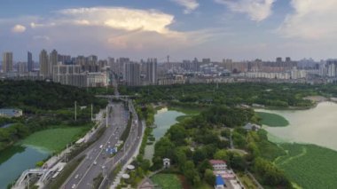 Wuhan şehir manzarası yatay yaz aylarında Timelapse görüntüleri