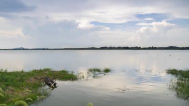 Yaz aylarında yanında bir göl günbatımı Timelapse görüntüleri