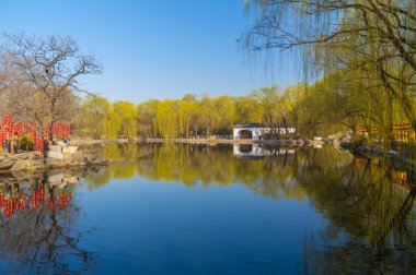 Erken baharda Pekin Yaz Sarayı manzara