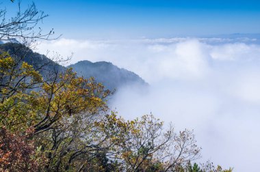 Geç sonbaharda Güzel Mountain Lu geopark manzara