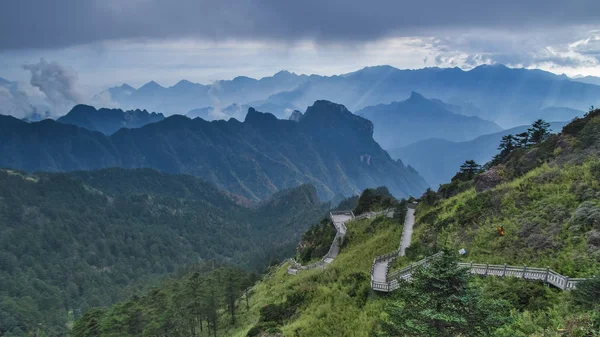 Осінньому Національному Гетопарку Hubei Шеннонгцзя Восени — стокове фото