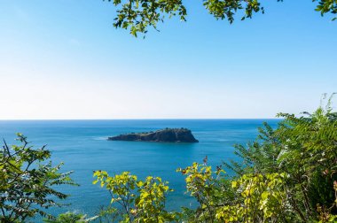 Yaz sonunda Dalian Golden Stone Ulusal Geopark ve Sahil Yolu manzarası