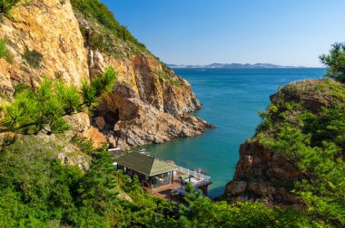 Yaz sonunda Dalian Golden Stone Ulusal Geopark ve Sahil Yolu manzarası