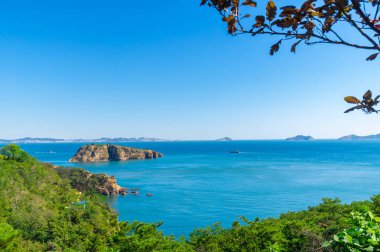 Yaz sonunda Dalian Golden Stone Ulusal Geopark ve Sahil Yolu manzarası