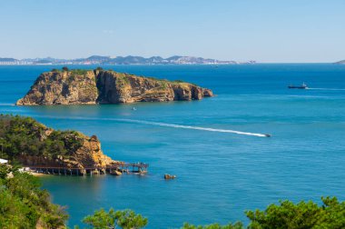 Yaz sonunda Dalian Golden Stone Ulusal Geopark ve Sahil Yolu manzarası