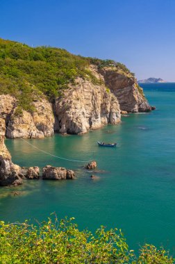 Yaz sonunda Dalian Golden Stone Ulusal Geopark ve Sahil Yolu manzarası