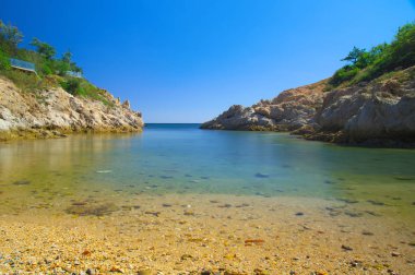 Yaz sonunda Dalian Golden Stone Ulusal Geopark ve Sahil Yolu manzarası