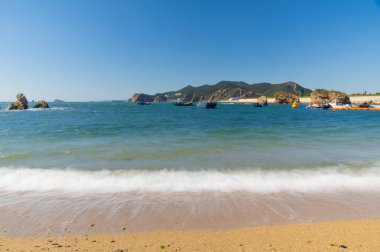 Yaz sonunda Dalian Golden Stone Ulusal Geopark ve Sahil Yolu manzarası