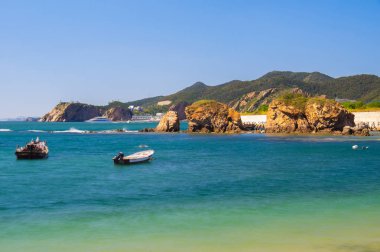 Yaz sonunda Dalian Golden Stone Ulusal Geopark ve Sahil Yolu manzarası